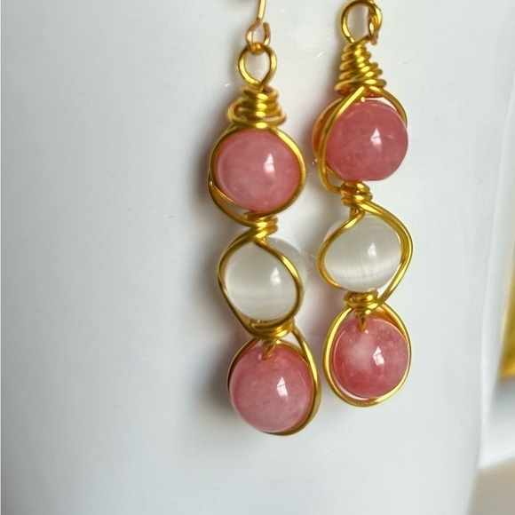 Handmade White cat eyes and Argentinian Rodocrosite wired with gold plated. New - Picture 1 of 3